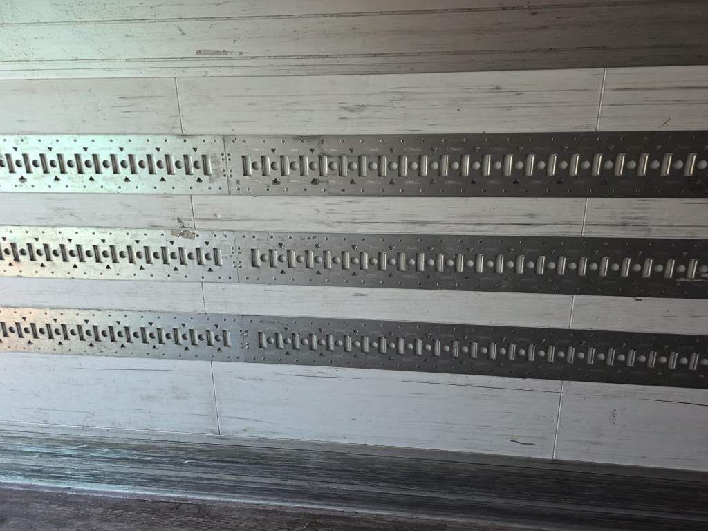 Fahrzeugabbildung Schmitz Cargobull Carrier 1950 MT,3 Kammern mit Tor,Ladebordw.3 To