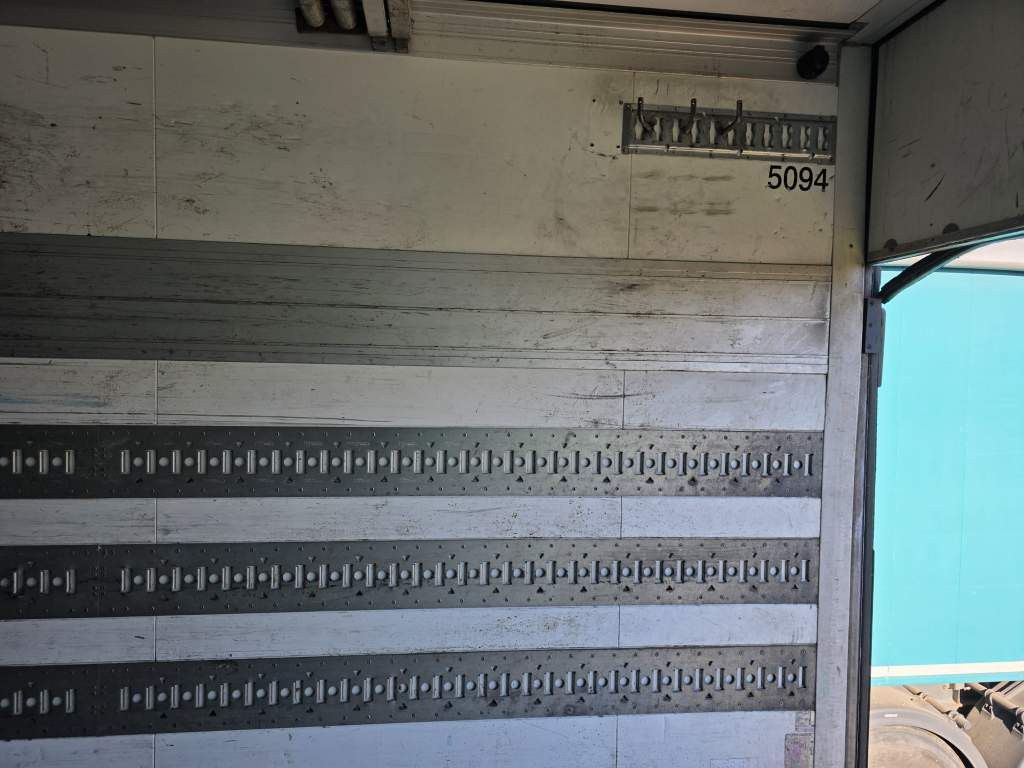 Fahrzeugabbildung Schmitz Cargobull Carrier 1950 MT,3 Kammern mit Tor,Ladebordw.3 To