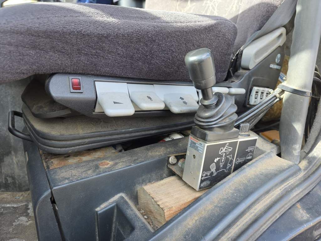 Fahrzeugabbildung Iveco AD260T45 6x4 3-Seitenkipper + Winterdienstvorr.