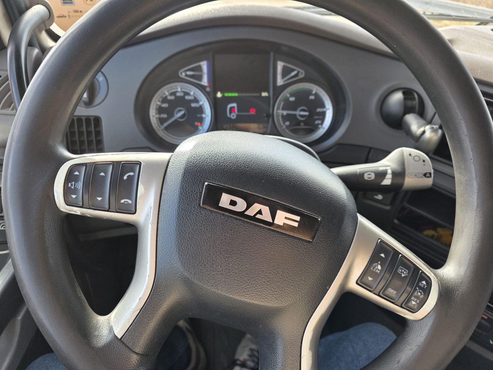 Fahrzeugabbildung DAF XF 450 LL SSC, Standklima, Feuerlöschkästen