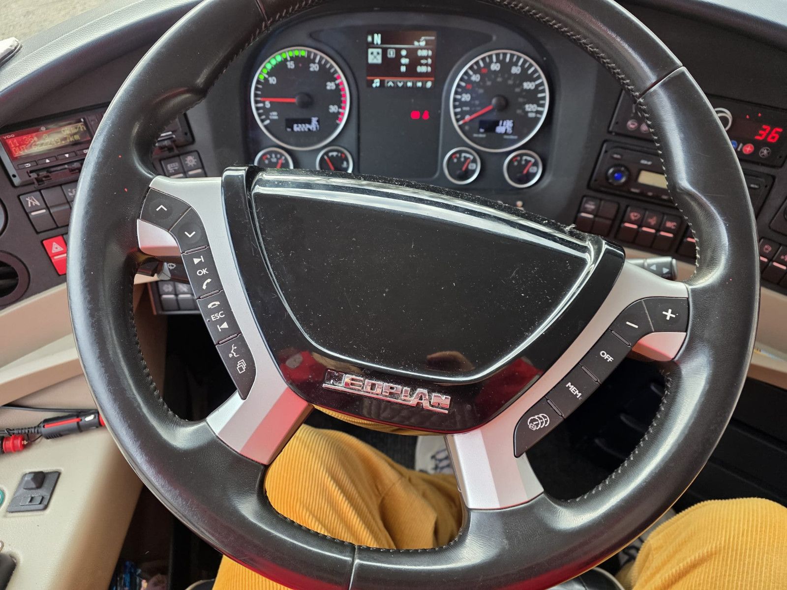 Fahrzeugabbildung Neoplan Skyliner,81+1+1,Hochdruckkühler neu  ZF Intarder