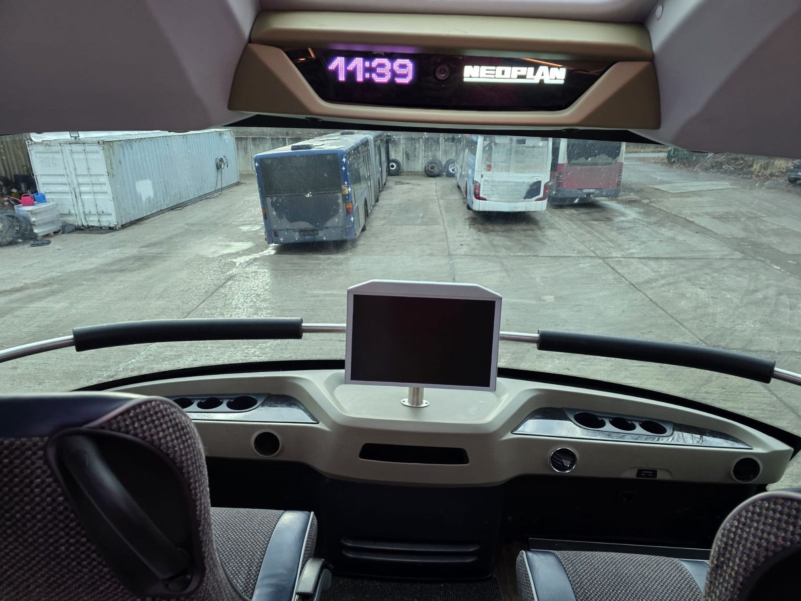 Fahrzeugabbildung Neoplan Skyliner,81+1+1,Hochdruckkühler neu  ZF Intarder