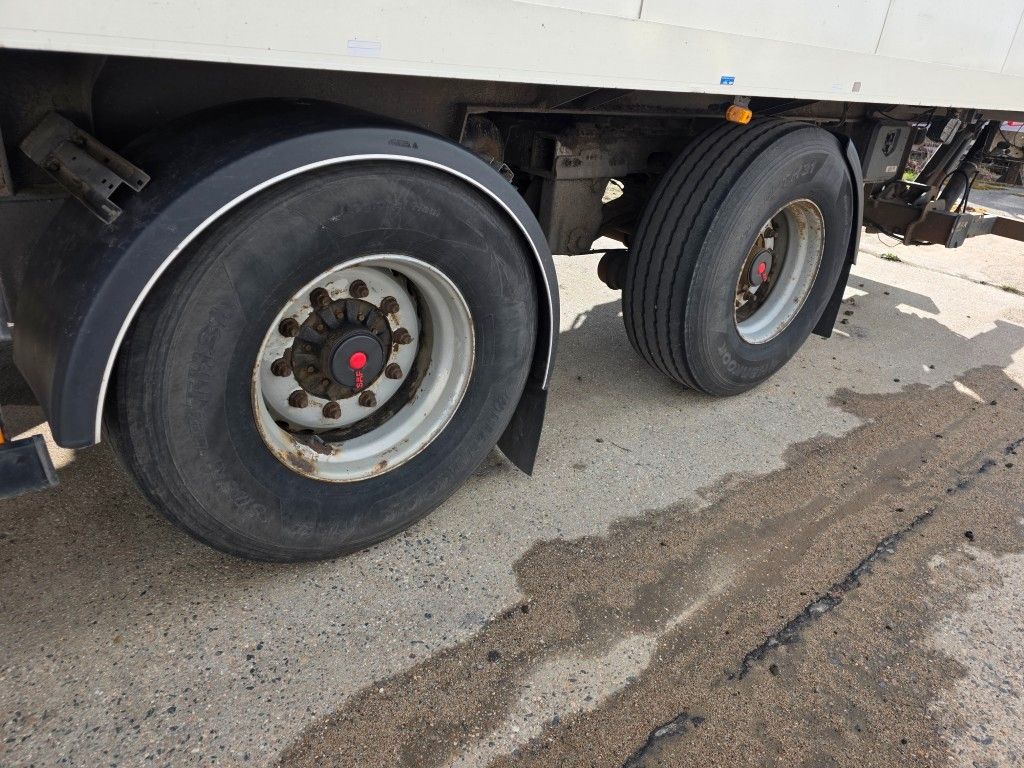 Fahrzeugabbildung Schmitz Cargobull City Tiefkühler, 2. Achs drehbar, 3 to Ladebordw