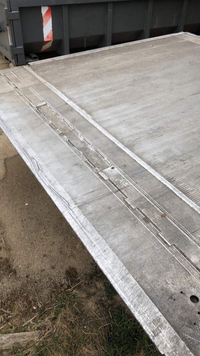 Fahrzeugabbildung Schmitz Cargobull City Tiefkühler, 2. Achs drehbar, 3 to Ladebordw