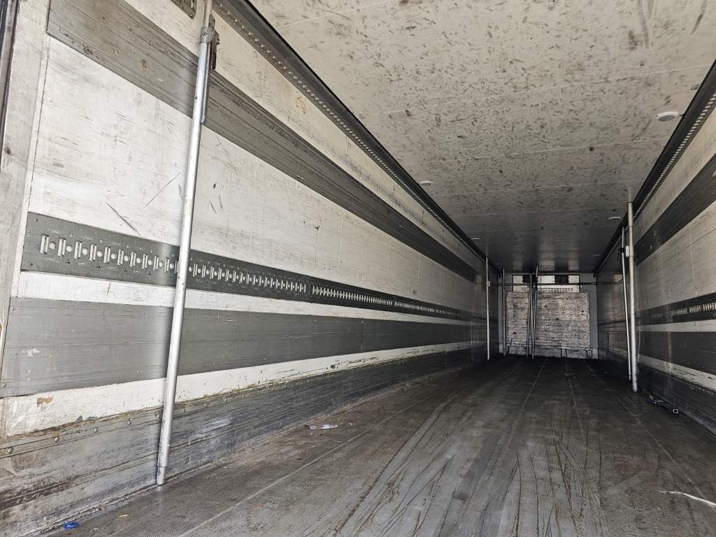 Fahrzeugabbildung Schmitz Cargobull Tiefkühler City, 2. Achse drehbar, Carrier 1550