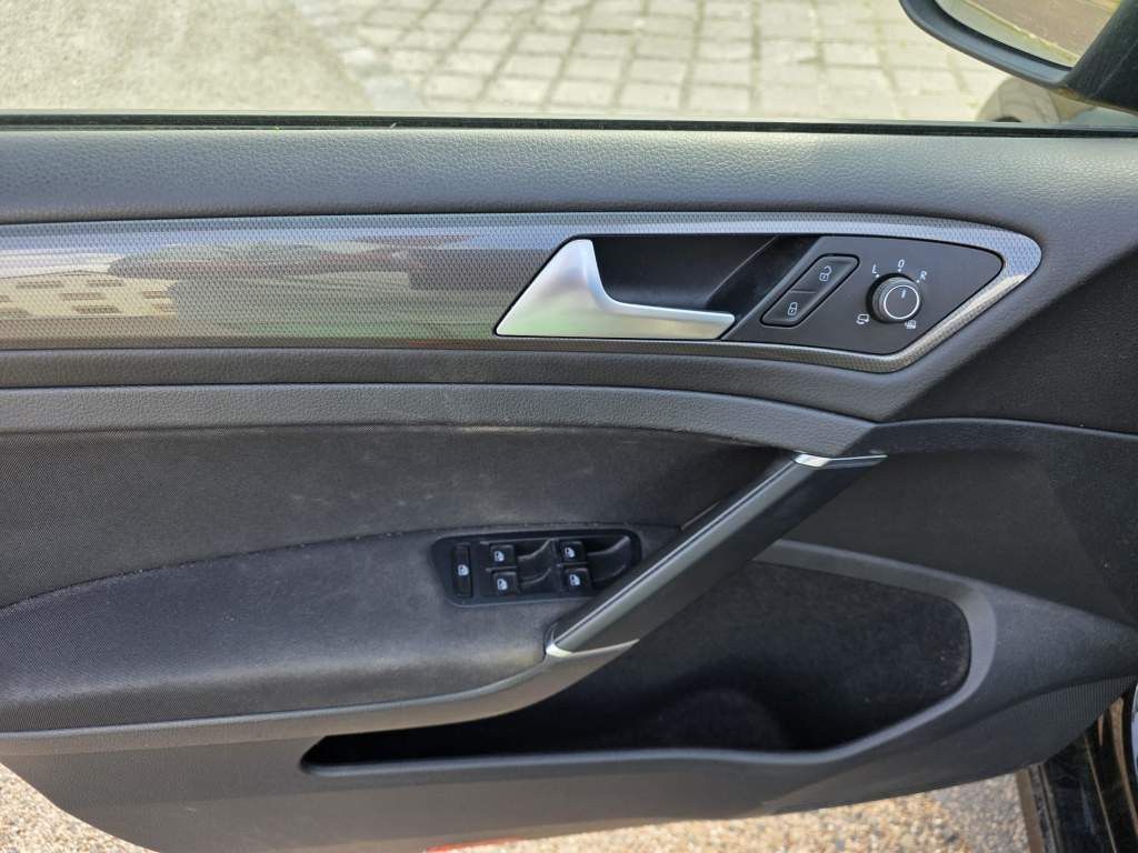 Fahrzeugabbildung Volkswagen Golf 1.6 TDI SCR IQ.DRIVE Variant,Fahrschulwagen