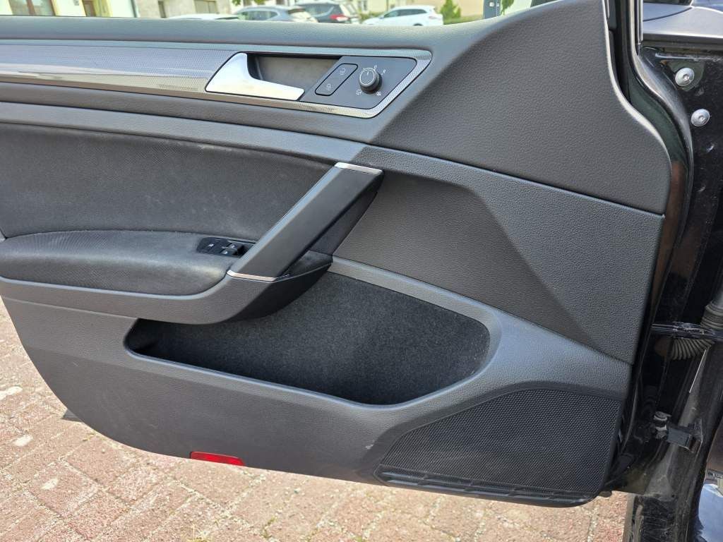 Fahrzeugabbildung Volkswagen Golf 1.6 TDI SCR IQ.DRIVE Variant,Fahrschulwagen