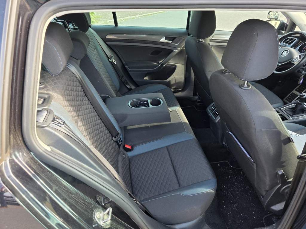 Fahrzeugabbildung Volkswagen Golf 1.6 TDI SCR IQ.DRIVE Variant,Fahrschulwagen