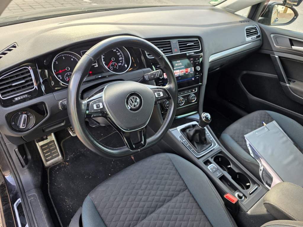 Fahrzeugabbildung Volkswagen Golf 1.6 TDI SCR IQ.DRIVE Variant,Fahrschulwagen
