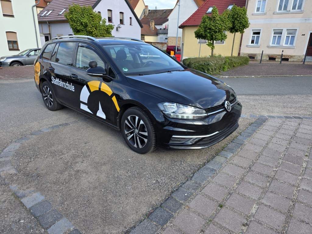 Fahrzeugabbildung Volkswagen Golf 1.6 TDI SCR IQ.DRIVE Variant,Fahrschulwagen
