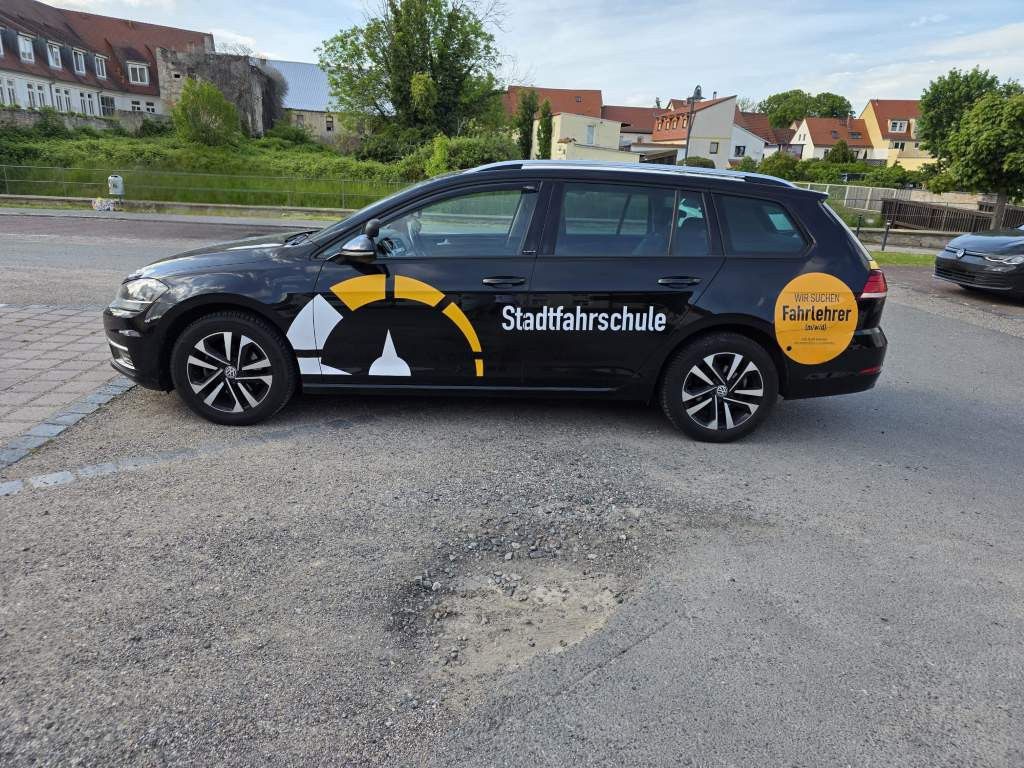 Fahrzeugabbildung Volkswagen Golf 1.6 TDI SCR IQ.DRIVE Variant,Fahrschulwagen