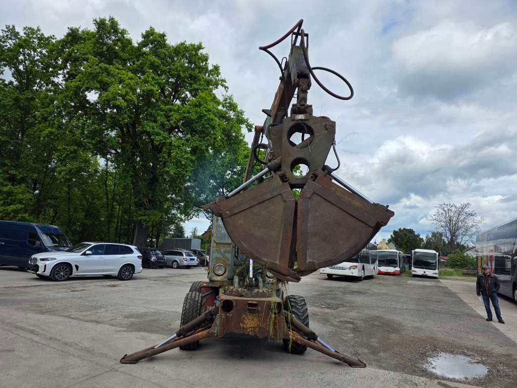 Fahrzeugabbildung Andere Craiova IH Radbagger ( Romania ) mit 2 Schalengr