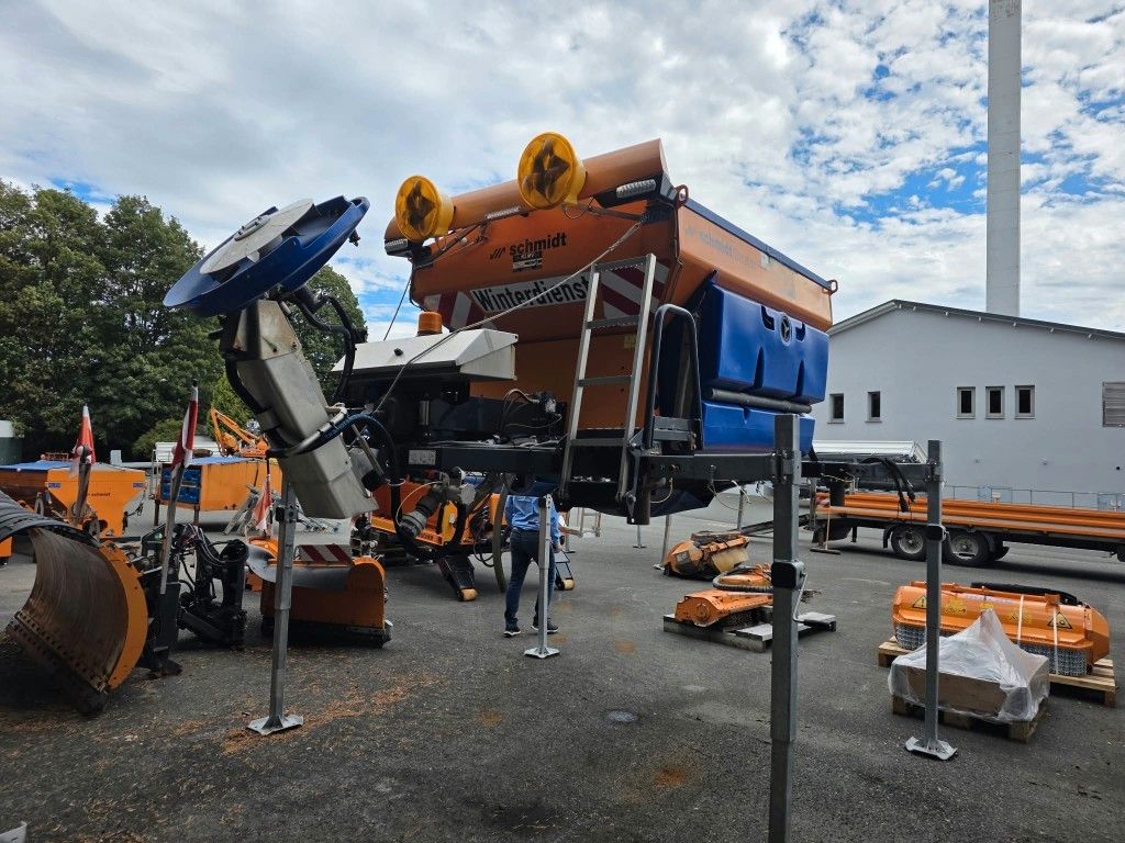 Fahrzeugabbildung Unimog U427L mit Mulag MFK500 & MHU+Aebis Schmidt Strat