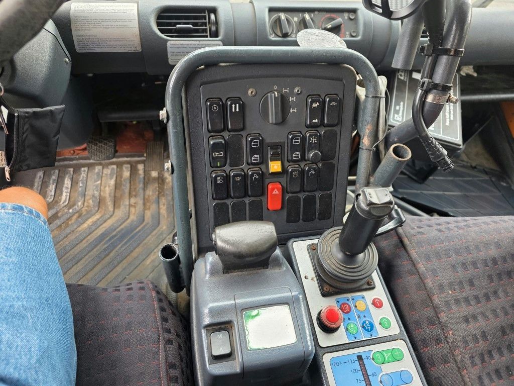 Fahrzeugabbildung Unimog U 500 3-Seiten-Kipper mit Kran PK 9501
