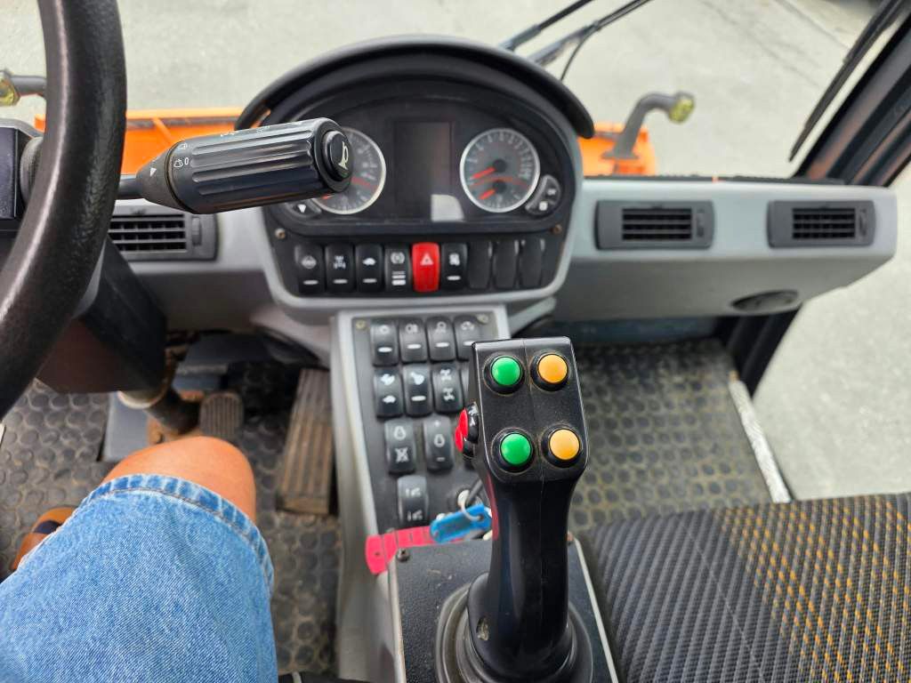 Fahrzeugabbildung Multicar M29C HK 4x4 mit Schneeschiebeschild, 3-S-Kipper
