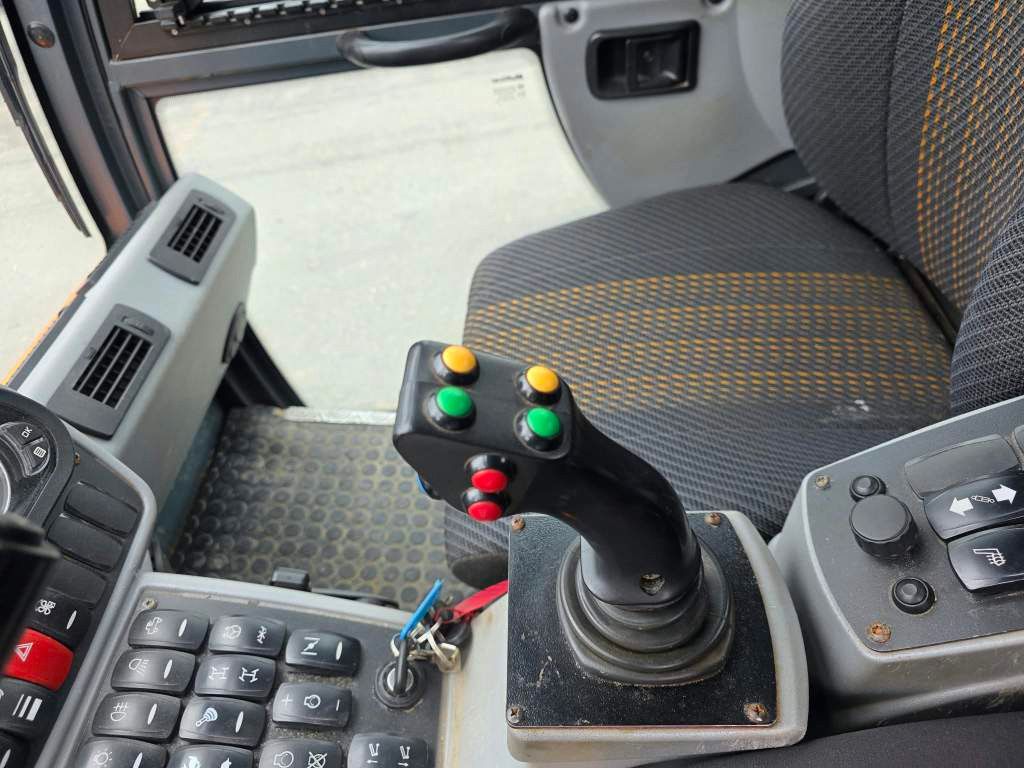Fahrzeugabbildung Multicar M29C HK 4x4 mit Schneeschiebeschild, 3-S-Kipper