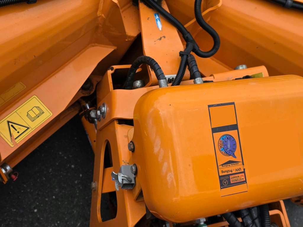 Fahrzeugabbildung Multicar M29C HK 4x4 mit Schneeschiebeschild, 3-S-Kipper