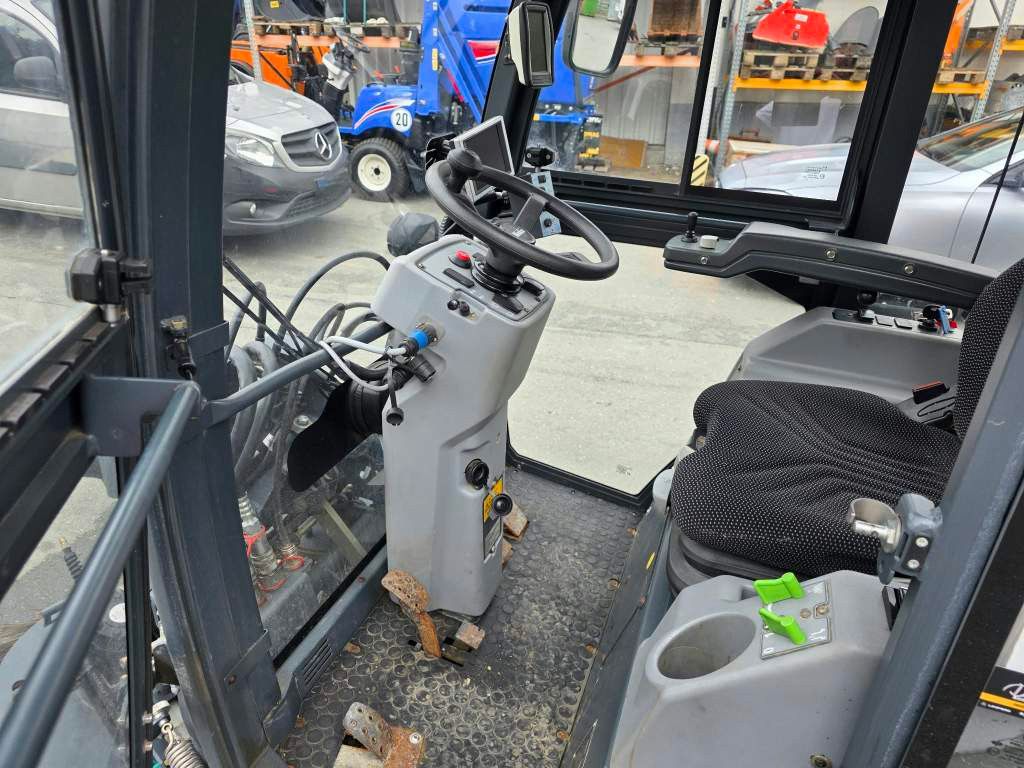 Fahrzeugabbildung Hako Citymaster 600 mit 2 Besen,Mähwerk,Winterdienst