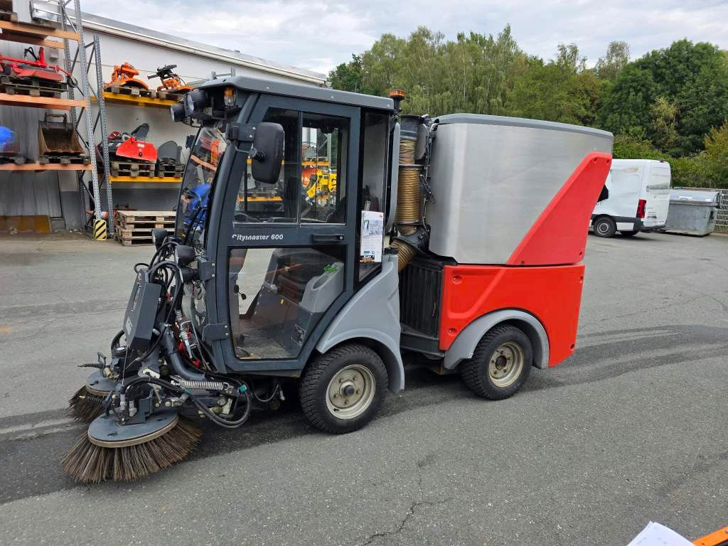 Fahrzeugabbildung Hako Citymaster 600 mit 2 Besen,Mähwerk,Winterdienst