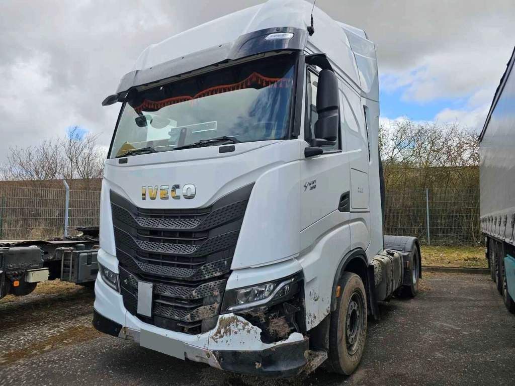 Iveco 490 S-Way mit kleinem Unfallschaden, Retarder