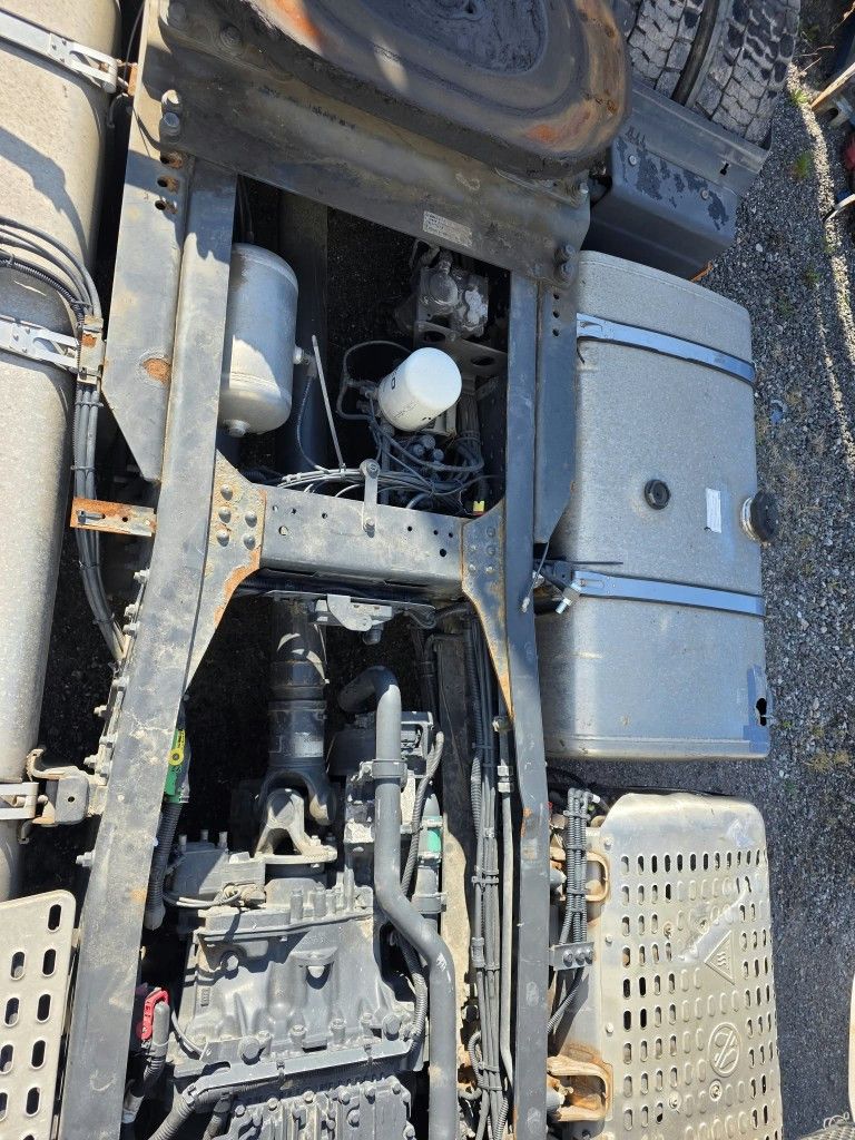 Fahrzeugabbildung Iveco 490 S-Way mit kleinem Unfallschaden, Retarder