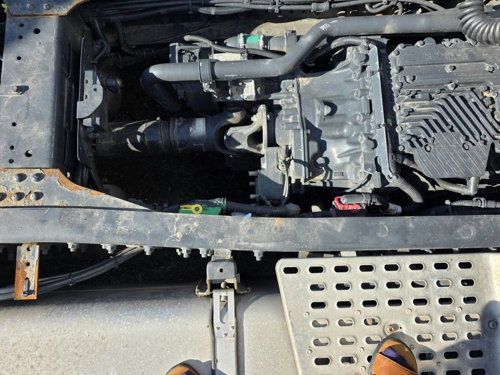 Fahrzeugabbildung Iveco 490 S-Way mit kleinem Unfallschaden, Retarder