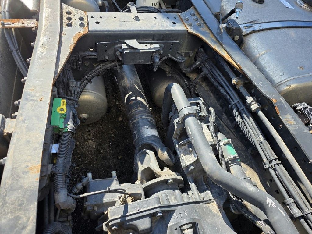 Fahrzeugabbildung Iveco 490 S-Way mit kleinem Unfallschaden, Retarder