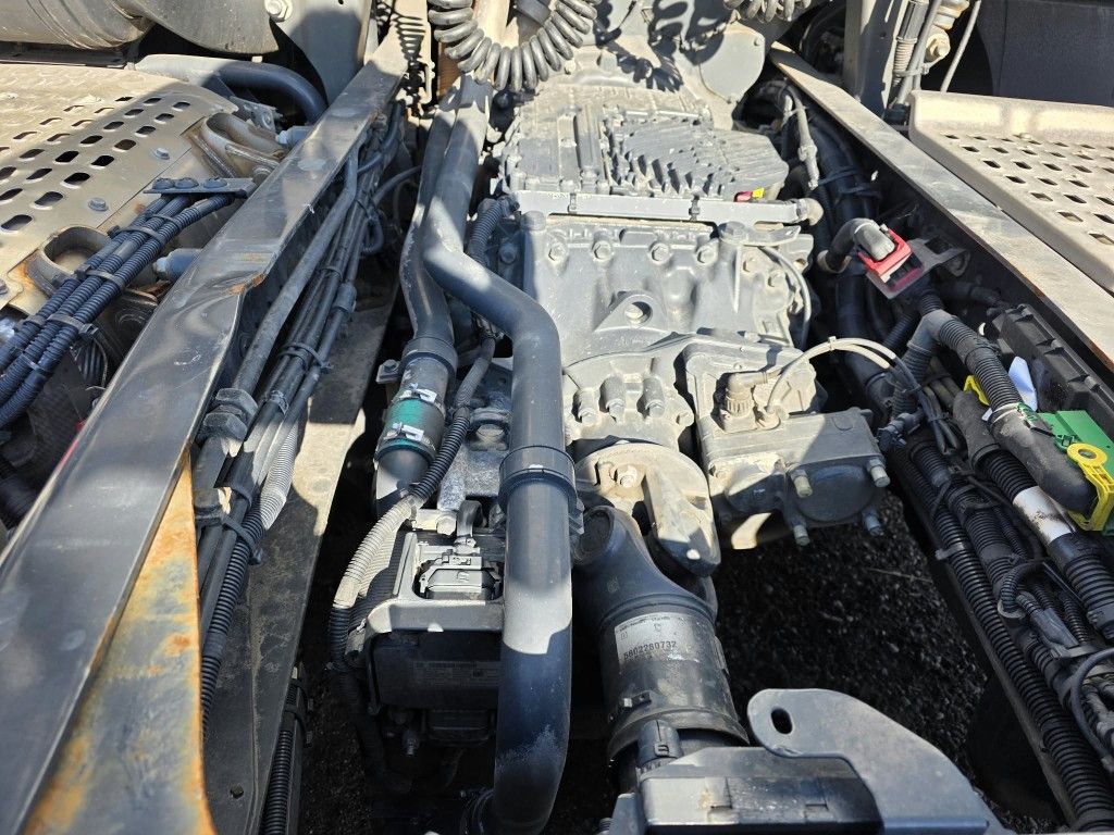 Fahrzeugabbildung Iveco 490 S-Way mit kleinem Unfallschaden, Retarder