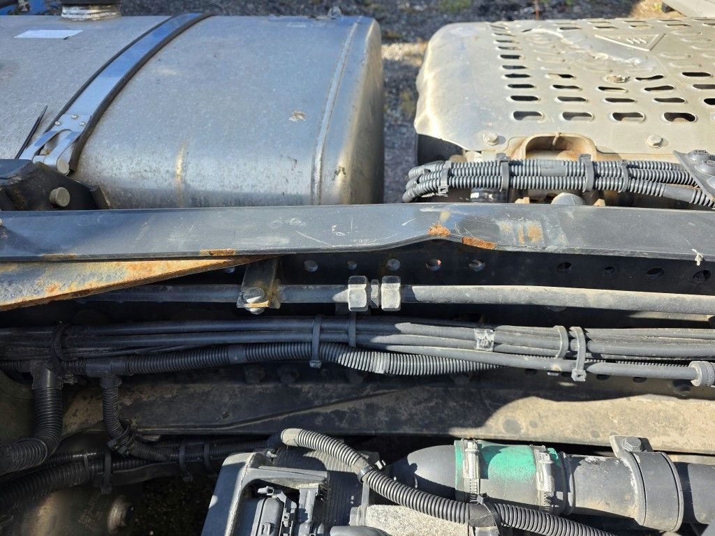 Fahrzeugabbildung Iveco 490 S-Way mit kleinem Unfallschaden, Retarder