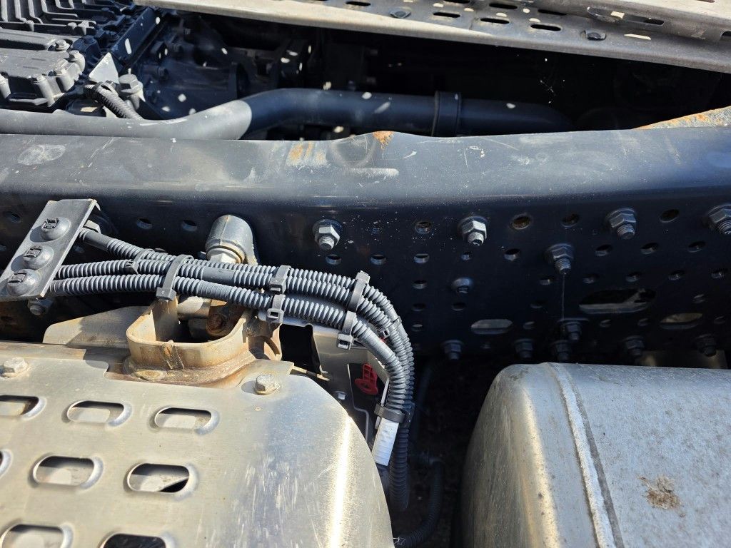 Fahrzeugabbildung Iveco 490 S-Way mit kleinem Unfallschaden, Retarder