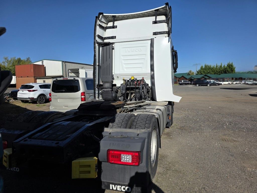 Fahrzeugabbildung Iveco 490 S-Way mit kleinem Unfallschaden, Retarder