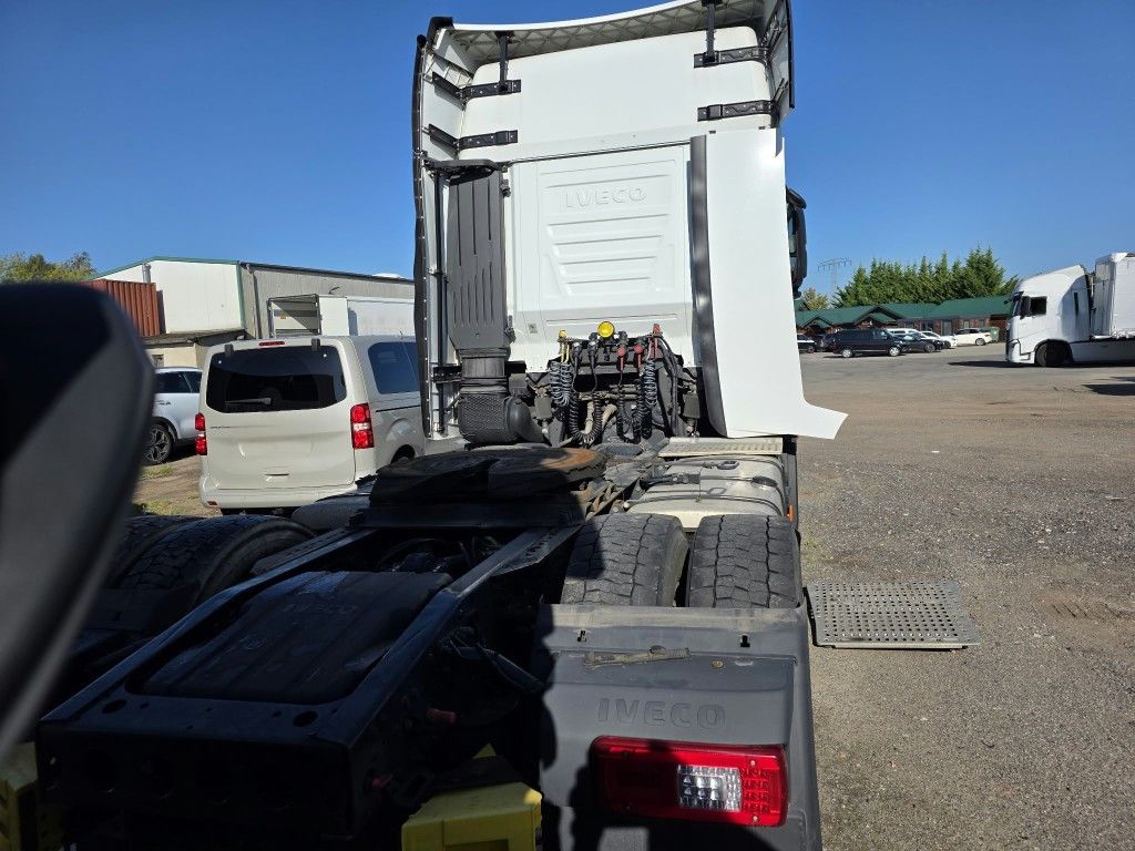 Fahrzeugabbildung Iveco 490 S-Way mit kleinem Unfallschaden, Retarder