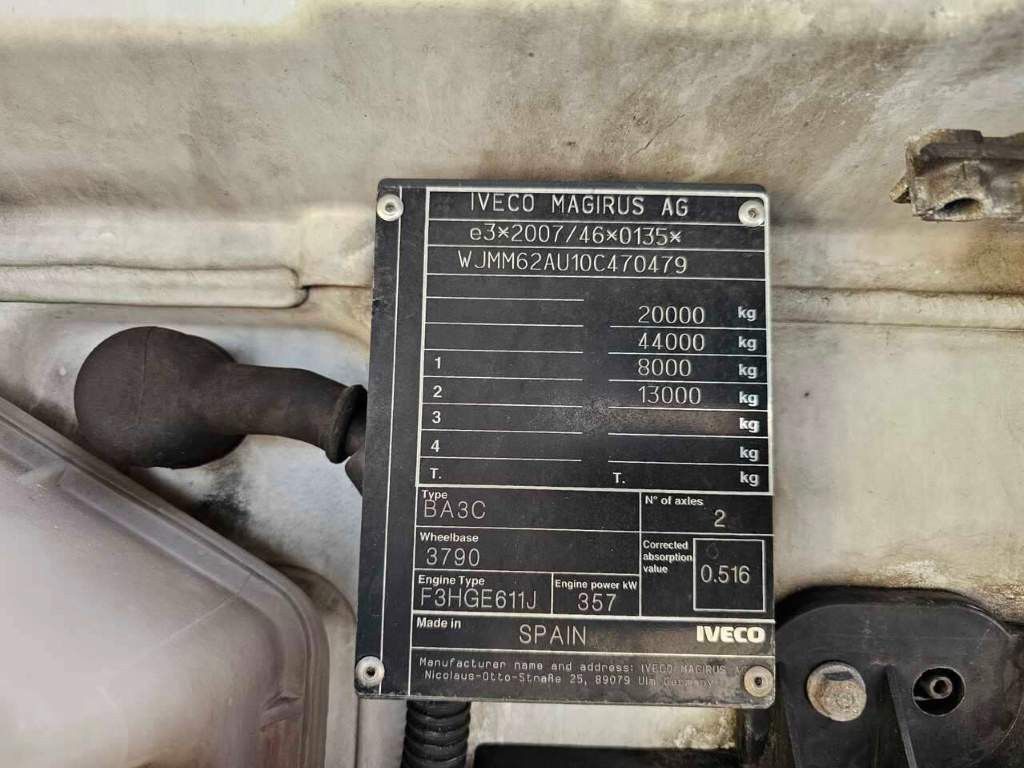 Fahrzeugabbildung Iveco 490 S-Way mit kleinem Unfallschaden, Retarder