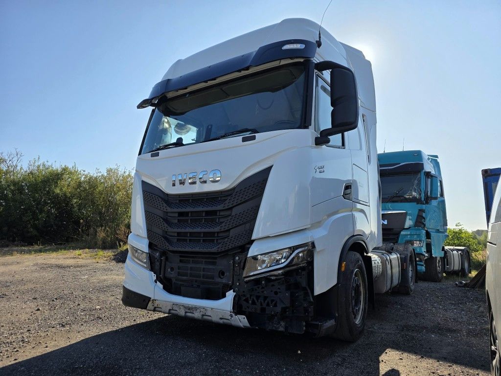 Fahrzeugabbildung Iveco 490 S-Way mit kleinem Unfallschaden, Retarder