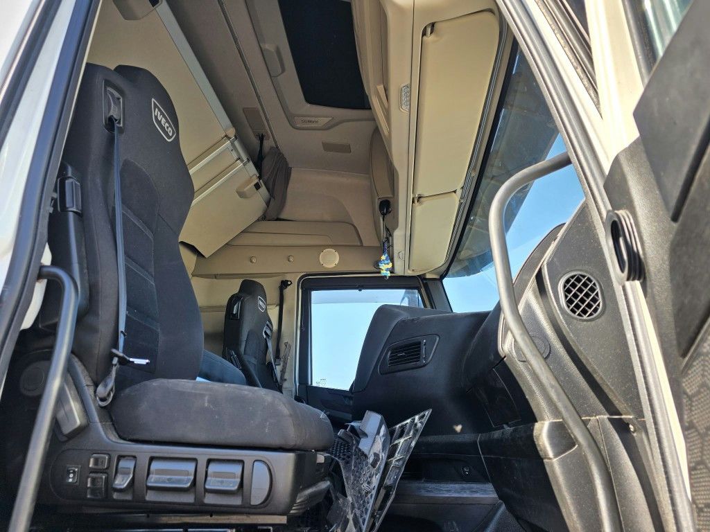 Fahrzeugabbildung Iveco 490 S-Way mit kleinem Unfallschaden, Retarder
