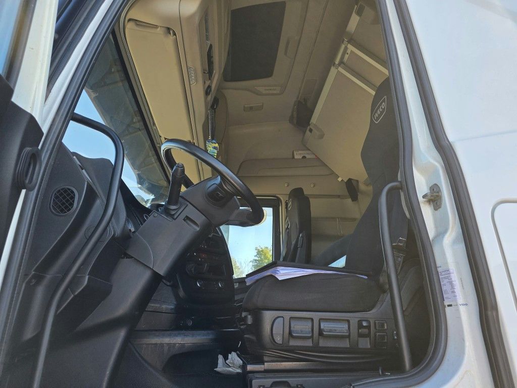 Fahrzeugabbildung Iveco 490 S-Way mit kleinem Unfallschaden, Retarder