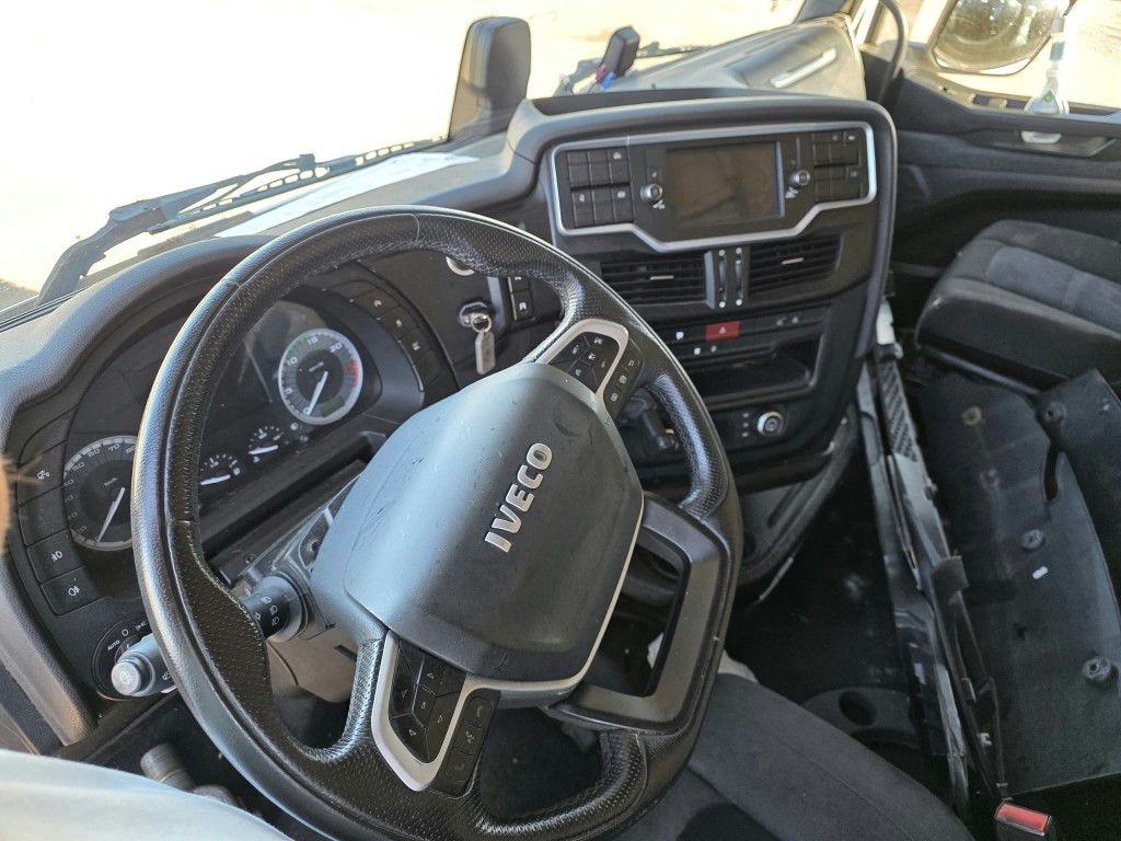 Fahrzeugabbildung Iveco 490 S-Way mit kleinem Unfallschaden, Retarder