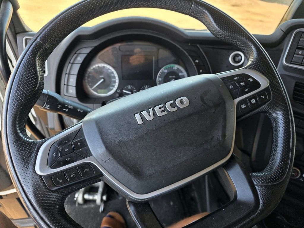 Fahrzeugabbildung Iveco 490 S-Way mit kleinem Unfallschaden, Retarder