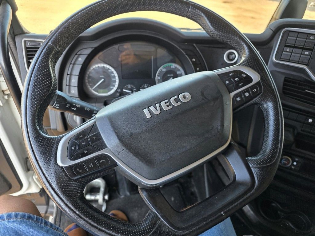 Fahrzeugabbildung Iveco 490 S-Way mit kleinem Unfallschaden, Retarder