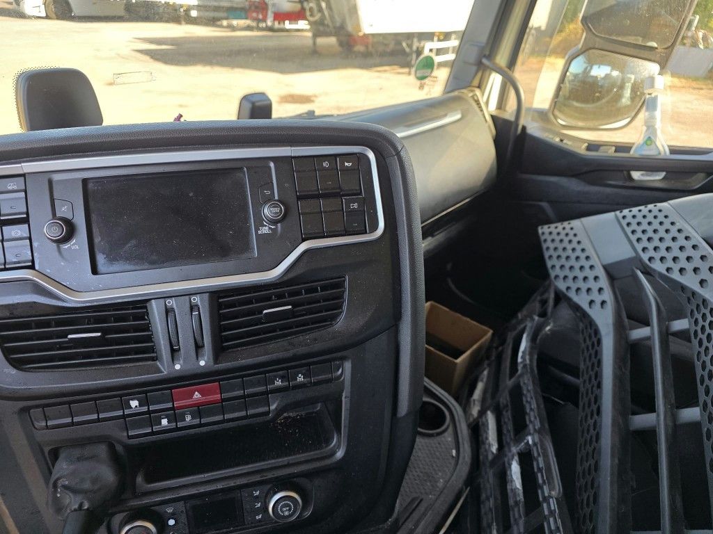 Fahrzeugabbildung Iveco 490 S-Way mit kleinem Unfallschaden, Retarder