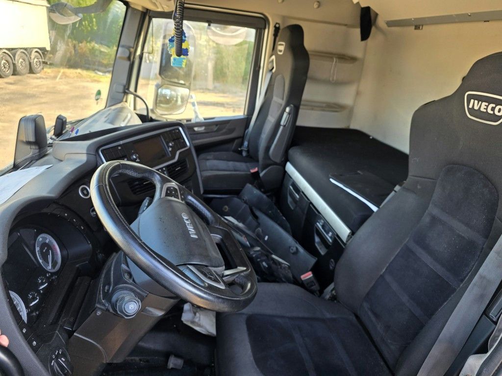 Fahrzeugabbildung Iveco 490 S-Way mit kleinem Unfallschaden, Retarder