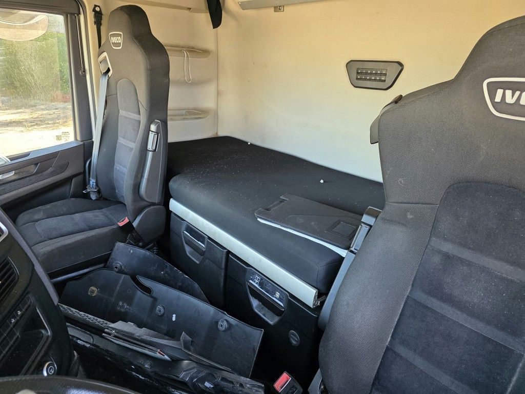 Fahrzeugabbildung Iveco 490 S-Way mit kleinem Unfallschaden, Retarder