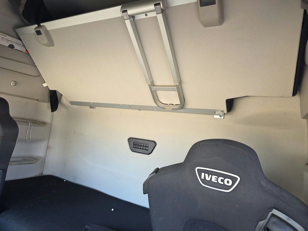 Fahrzeugabbildung Iveco 490 S-Way mit kleinem Unfallschaden, Retarder