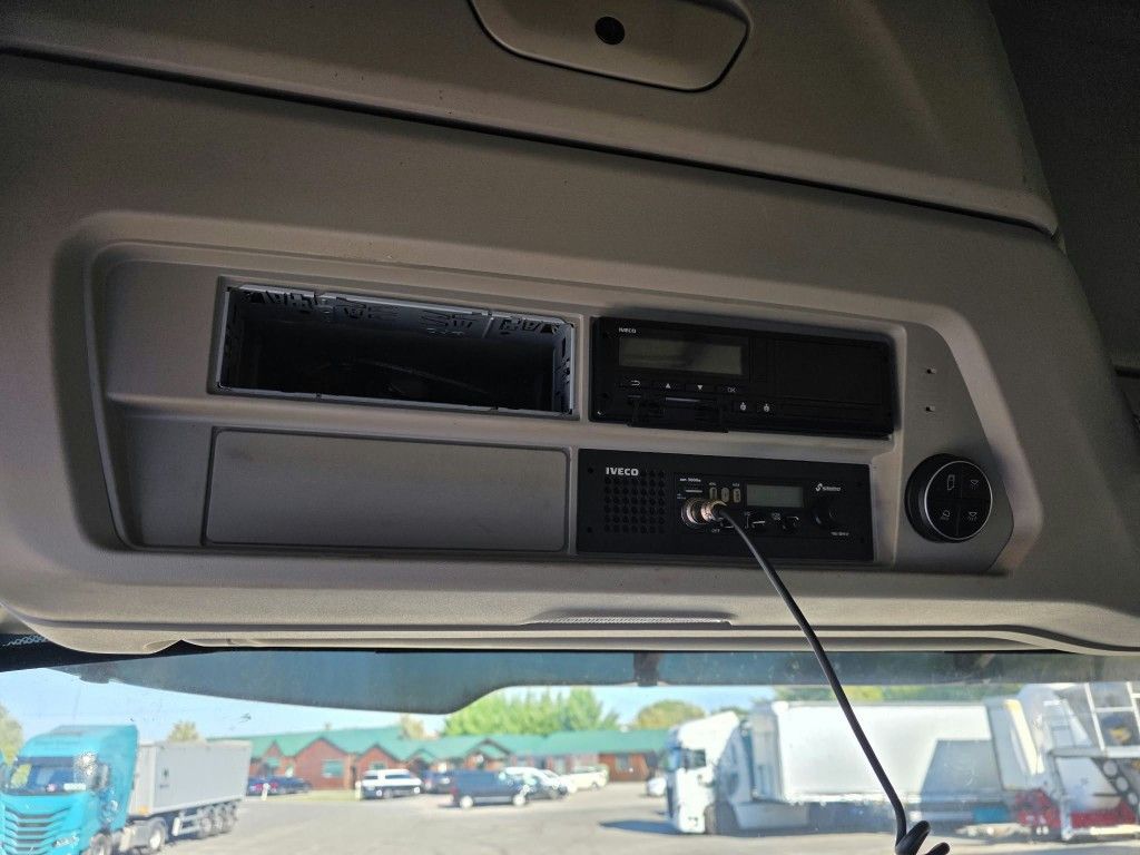 Fahrzeugabbildung Iveco 490 S-Way mit kleinem Unfallschaden, Retarder