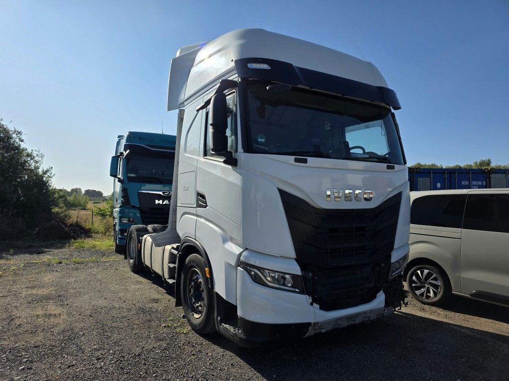 Fahrzeugabbildung Iveco 490 S-Way mit kleinem Unfallschaden, Retarder