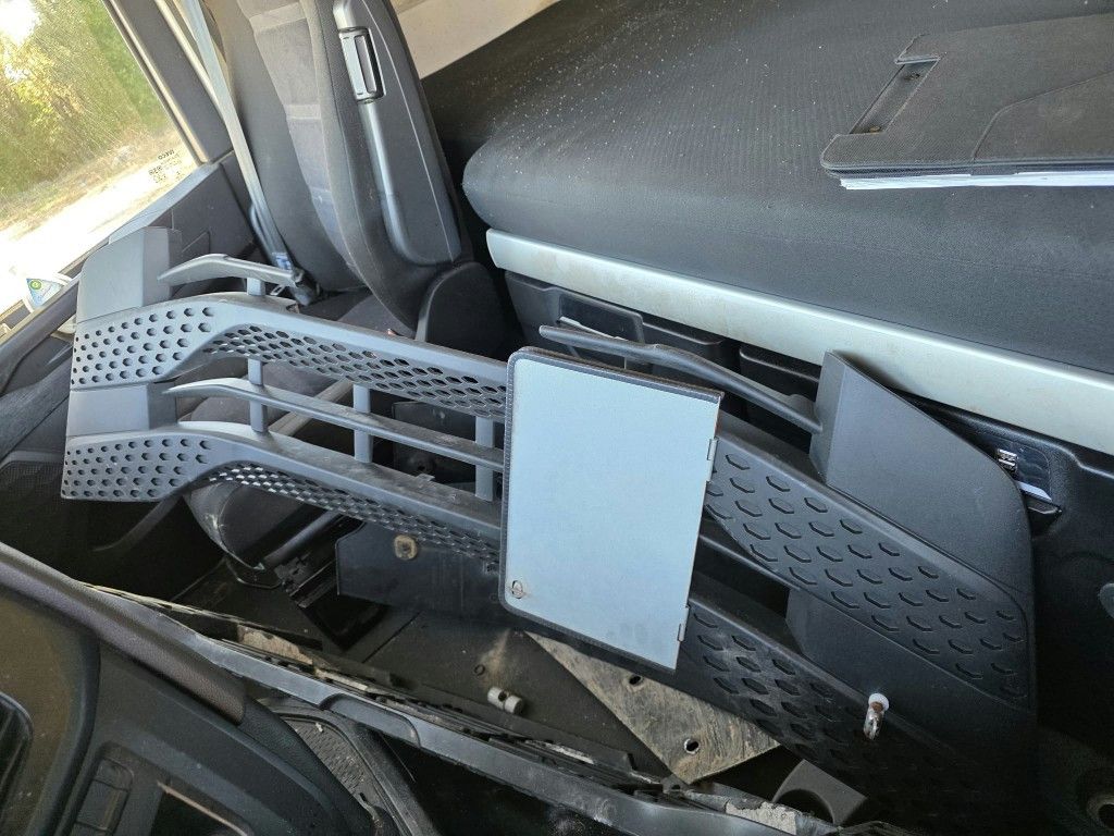 Fahrzeugabbildung Iveco 490 S-Way mit kleinem Unfallschaden, Retarder