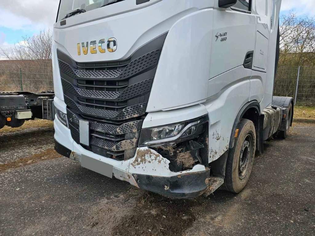 Fahrzeugabbildung Iveco 490 S-Way mit kleinem Unfallschaden, Retarder