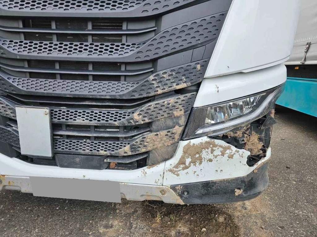 Fahrzeugabbildung Iveco 490 S-Way mit kleinem Unfallschaden, Retarder