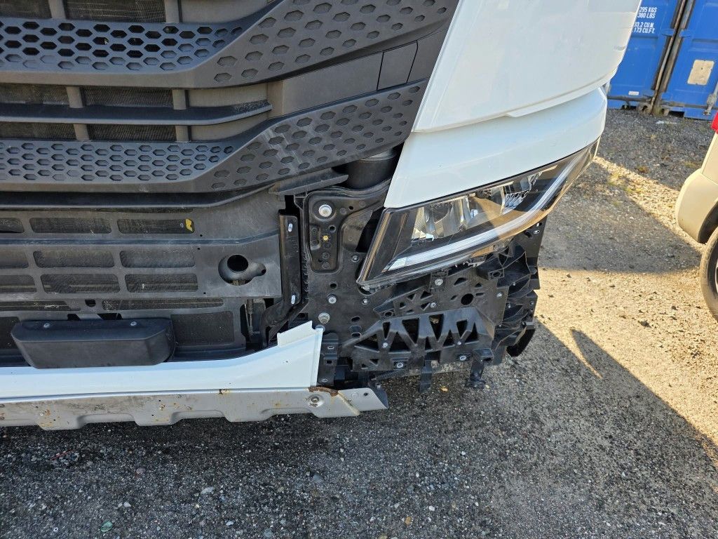 Fahrzeugabbildung Iveco 490 S-Way mit kleinem Unfallschaden, Retarder