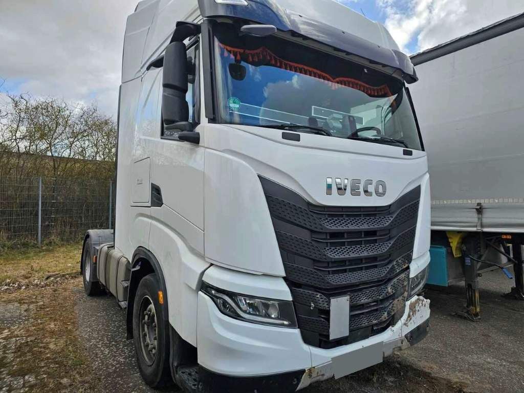 Fahrzeugabbildung Iveco 490 S-Way mit kleinem Unfallschaden, Retarder
